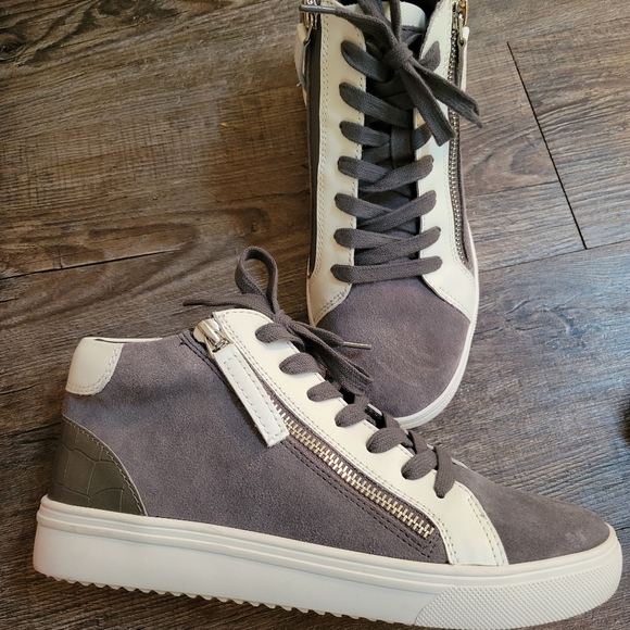 Blondo lSize 8l  Waterproof Women’s Sneaker - Picture 4 of 5